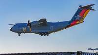 Ein Transportflugzeug A400M in Sonderfolierung bei einem Ablug.