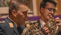 Zwei Männer spielen ein Instrument