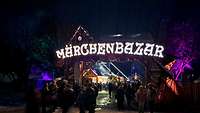 Eingang des Weihnachtsmarktes mit der Überschrift „Märchenbasar“