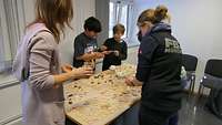 Kinder beim Verzieren der gebackenen Plätzchen