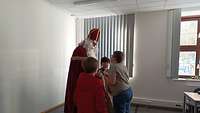 Nikolaus mit drei Kindern