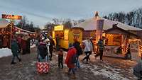 Die aufgebauten Budenhäuser auf dem Weihnachtsmarkt