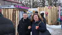 Ein Ehepaar von Angehörigen auf dem Weihnachtsmarkt