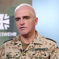 Ein Soldat im Porträt während eines Interviews