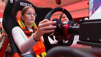 Im Simulator fährt eine Schülerin