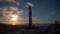 Falcon-9-Rakete Eine Rakete steht auf einer Abschussrampe.