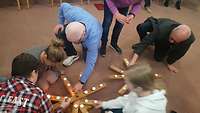 Teilnehmer am Lichterkranz im Zuge der Silvesterandacht