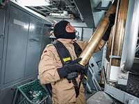 Das Waffensystem wird von einem Soldaten mit Munition befüllt.