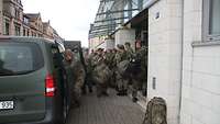 Soldaten entladen nach der Ankunft ihr Gepäck aus Fahrzeugen