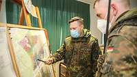 Zwei Soldaten stehen vor einer Karte