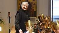 Schwester Irmgard und die Sternsinger Schwester Irmgard mit den Sternsingern in der Hauskapelle
