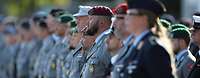 Mehrere Soldaten stehen in Reihen zum Appell angetreten