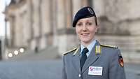 Soldatin der Bundeswehr vorm Reichstagsgebäude