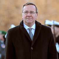 Boris Pistorius, im Hintergrund das Wachbataillon der Bundeswehr