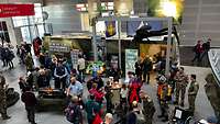 Viele Menschen auf einem Messestand