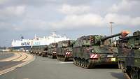 Kampfpanzer Leopard und Panzerhaubitzen 2000 stehen bereit zum Seetransport