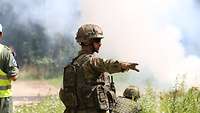 Soldat im freien, hinter ihm Nebel.