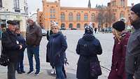 Eine Menschengruppe steht vor dem Innenministerium während einer Stadtführung.