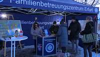 Die Gäste wurden durch das Familienbetreuungszentrum begrüßt und nahmen ihre Eintrittskarten in Empfang.