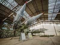 Attrappen von Raketen stehen in einer Halle