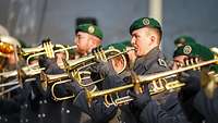 Soldaten mit Musikinstrumenten spielen die Nationalhymne