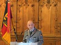 Wichtige Planungen Ein Soldat steht an einem Rednerpult, daneben die Bundesdienstflagge