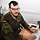 Ein Soldat sitzt am PC und arbeitet.