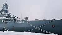 Die Fregatte Hessen im verschneiten Hafen von Riga