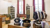 Darstellung einer militärischen Umkleide in den 50er Jahren