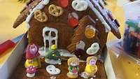 Ein mit Süßigkeiten beklebtes Lebkuchenhaus.