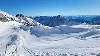 Ein Skilift in einer verschneiten Berglandschaft