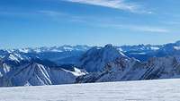 Blick auf verschneite Berge