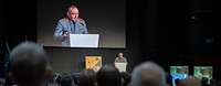 Generalinspekteur Breuer am Rednerpult auf einer Bühne beim CIR Konvent