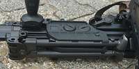 Nahaufnahme von einem zusammengeklappten Zweibein am Maschinengewehr MG4
