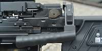 Nahaufnahme von dem Tragegriff am Maschinengewehr MG4