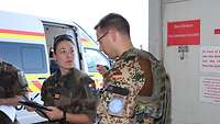 Zwei Soldaten stehen nebeneinander und unterhalten sich.