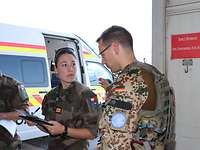 Zwei Soldaten stehen nebeneinander und unterhalten sich.