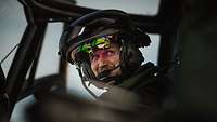 Ein Pilot der Bundeswehr sitzt im Cockpit eines Mehrzweckhubschraubers vom Typ NH-90