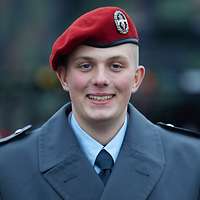 Eine Porträtaufnahme von einem Soldaten im Dienstanzug.