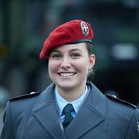 Eine Porträtaufnahme von einer Soldatin im Dienstanzug.