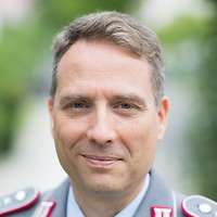 Eine Portaitaufnahme von Oberst i.G. Sven Lange.