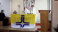 Der Leitende Militärdekan Bernd F. Schaller und Militärpfarrer Sven Hofmann am Altar