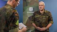 Ein Soldat interviewt einen Soldaten in einem Studio