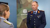 Eine Soldatin interviewt einen Soldaten in einem Studio