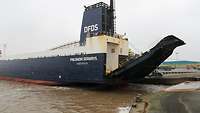 Die Finlandia Seaways im Hafen Emden mit halb ausgefahrener Rampe.
