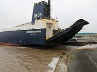 Die Finlandia Seaways im Hafen Emden mit halb ausgefahrener Rampe.