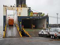 Das Schiff Finlandia Seaways mit zwei Rampen: Links zum Oberdeck und rechts zum Unterdeck.