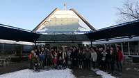 Gruppenbild vor dem Eingang des Planetarium in Mannheims.