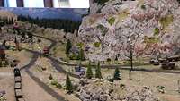 Eine Modelleisenbahn auf dem Gelände eines Bergwerkes.