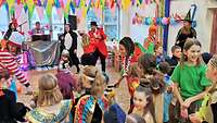 Kinder und Erwachsenen tanzten zur Musik. 